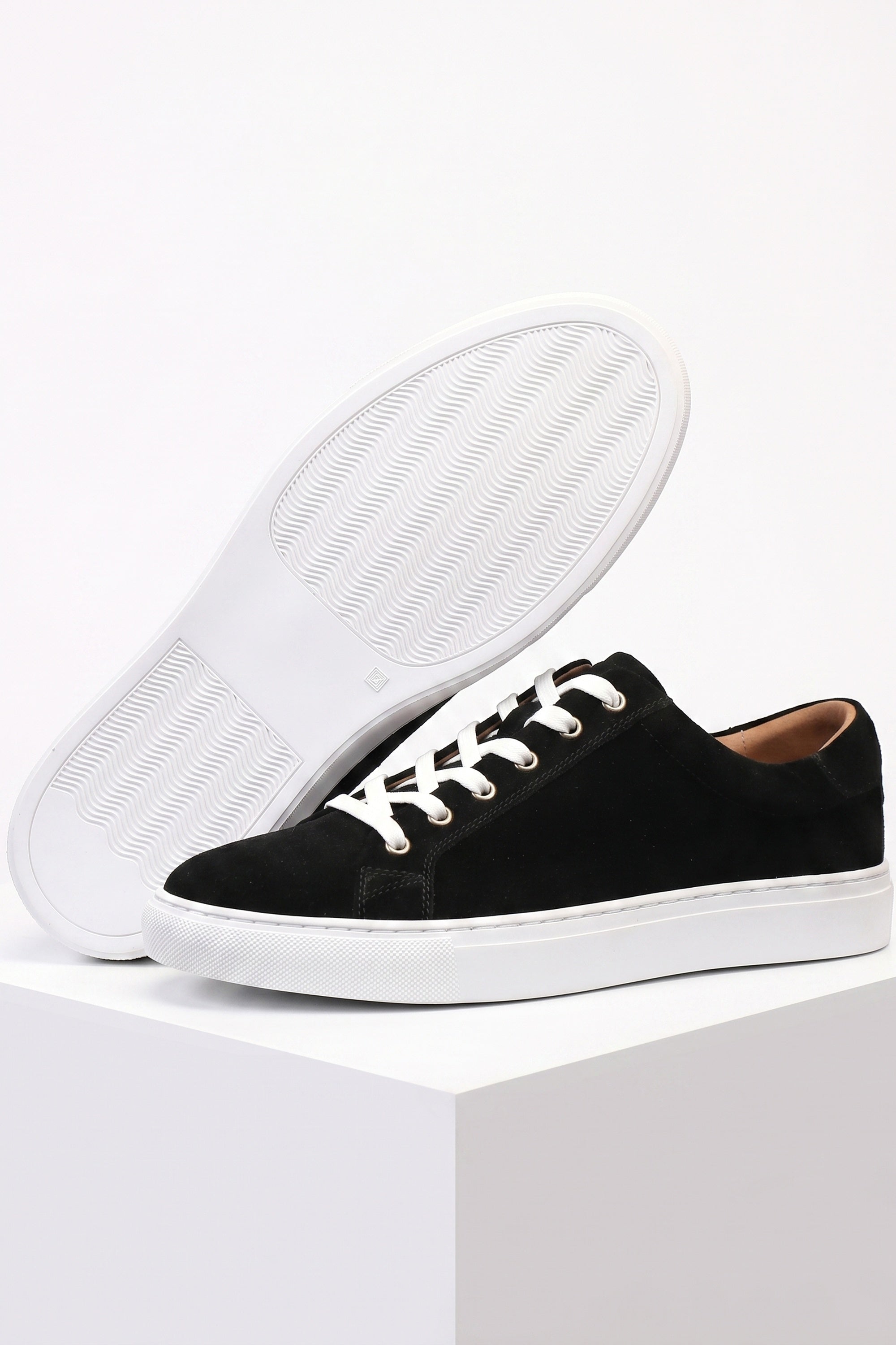 THE LUCCA SUEDE TRAINER