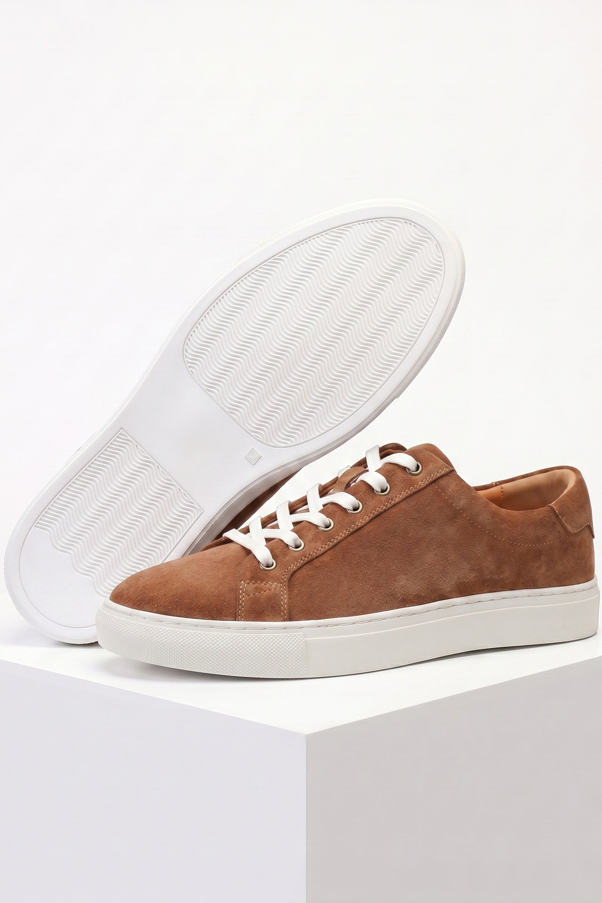 THE LUCCA SUEDE TRAINER